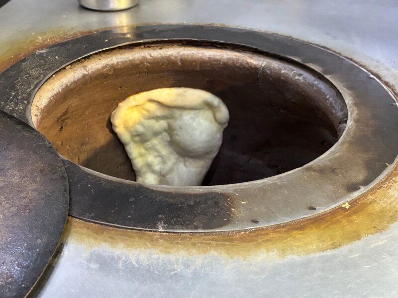 アールティ 三宮のタンドール窯で焼かれるナン