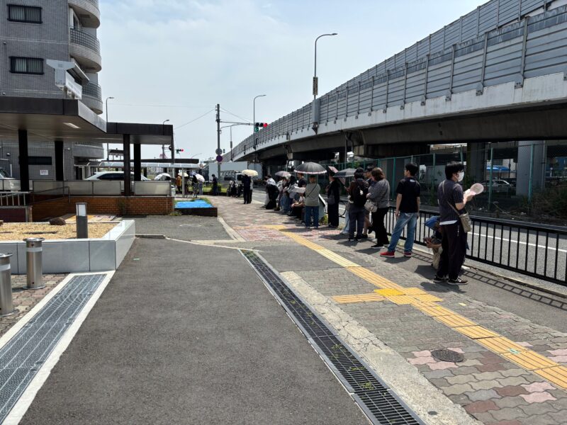 大阪 門真 三ツ島 真打 入店待ちの列(午後1時すぎ)