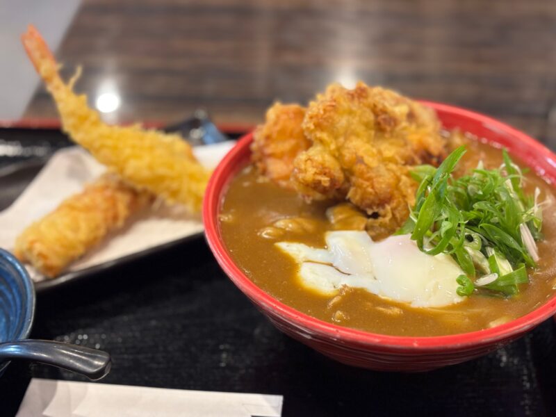 大阪 門真 三ツ島 真打の「温玉とり天カレー」と「鯛ちくわ天」「海老天」