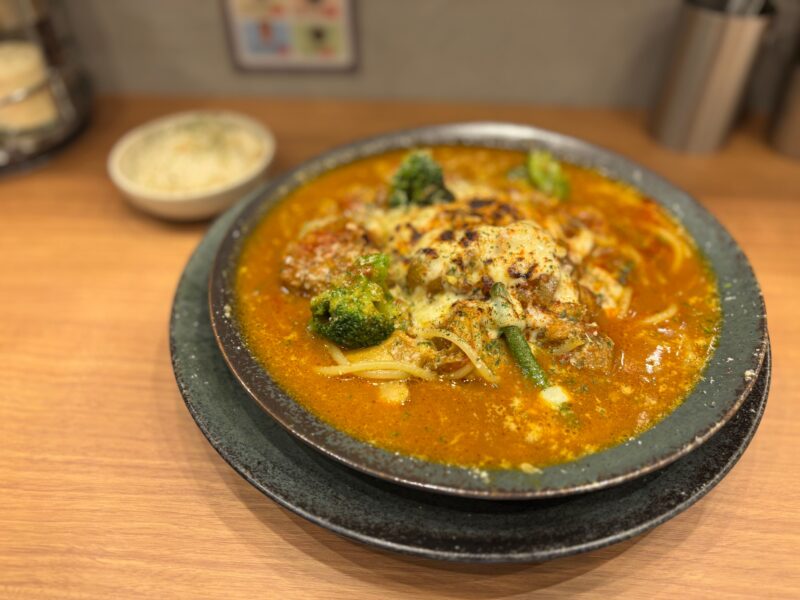 黄金スパイスカレーパスタ(炙りチーズ)とバターライス