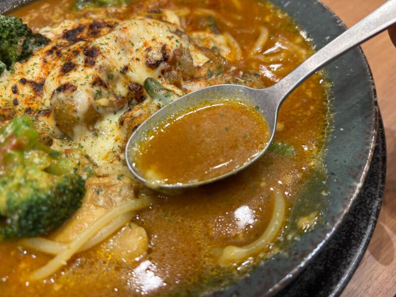 黄金スパイスカレーパスタのカレースープ