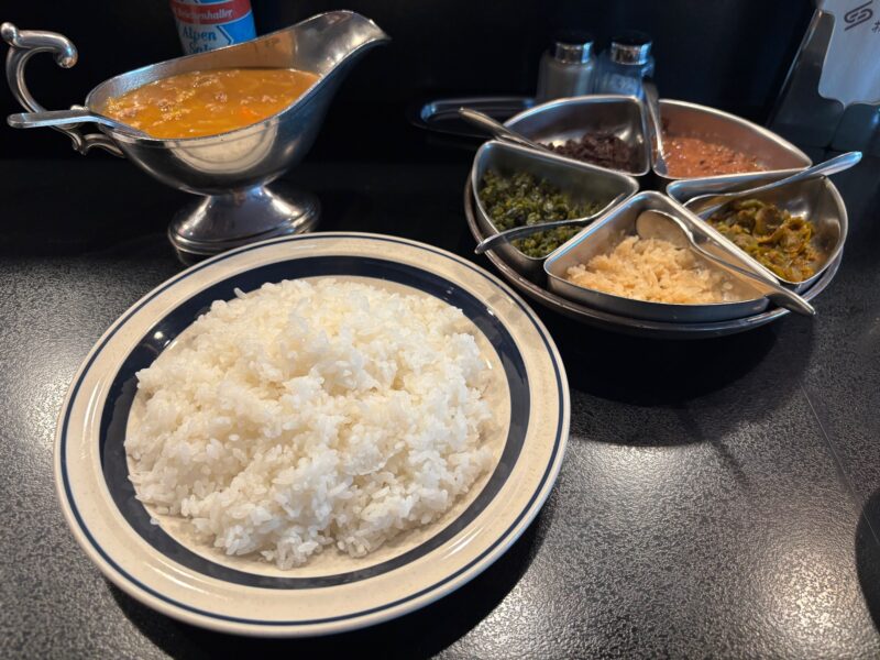 ステーキハウス榊原 のビーフカレー(大盛り)と薬味