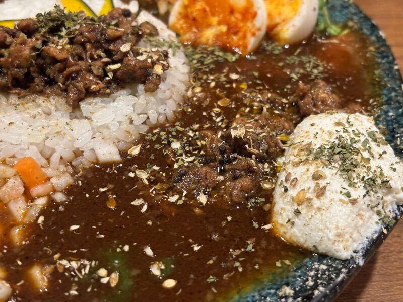 たまごのピクルス(上)とクリームチーズ豆腐(右)